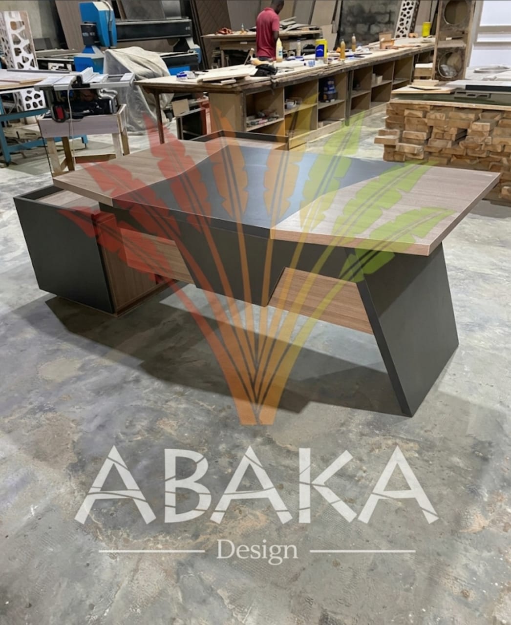 Bureau sculptural en atelier